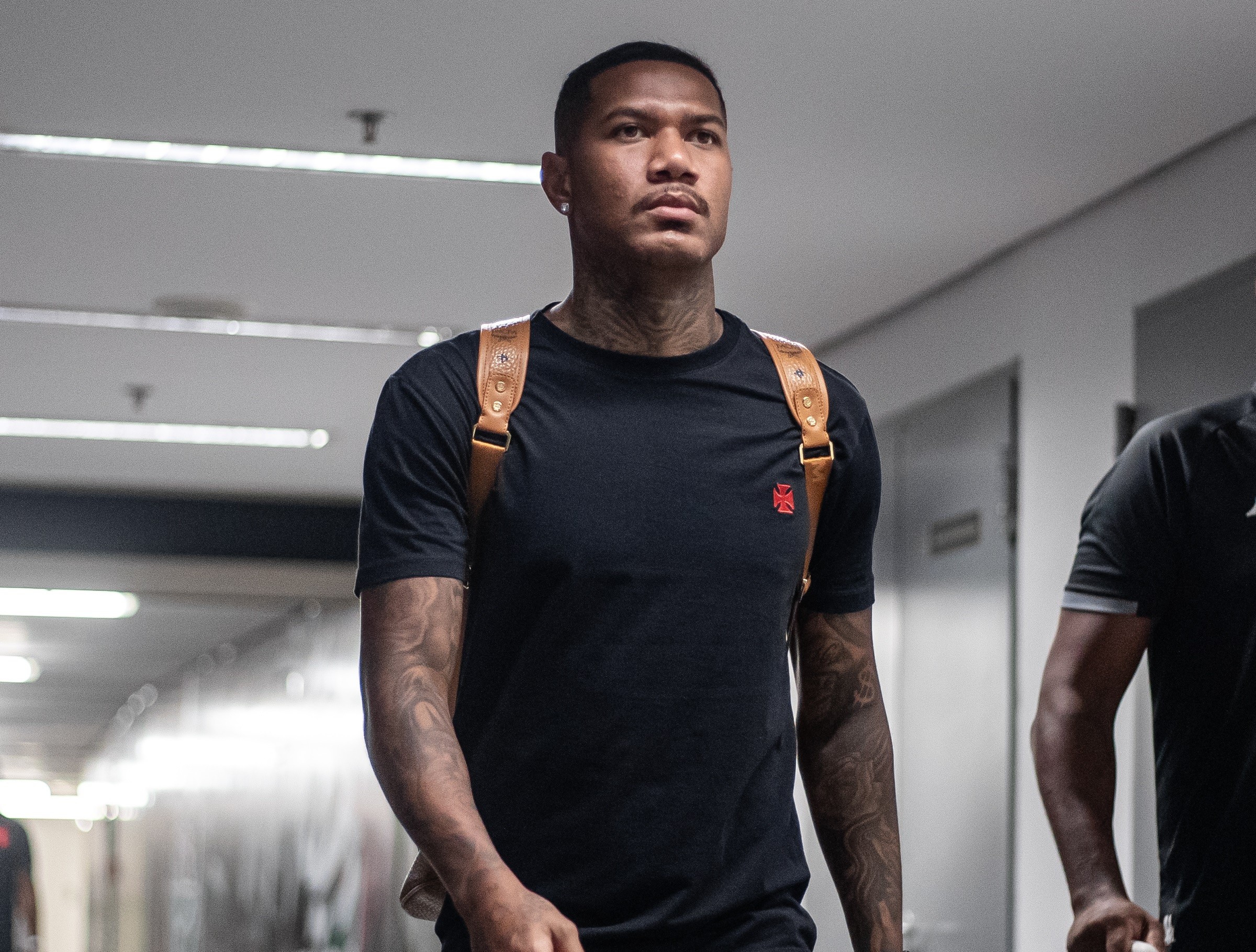 Volante Zé Gabriel será testado como zagueiro no Sport