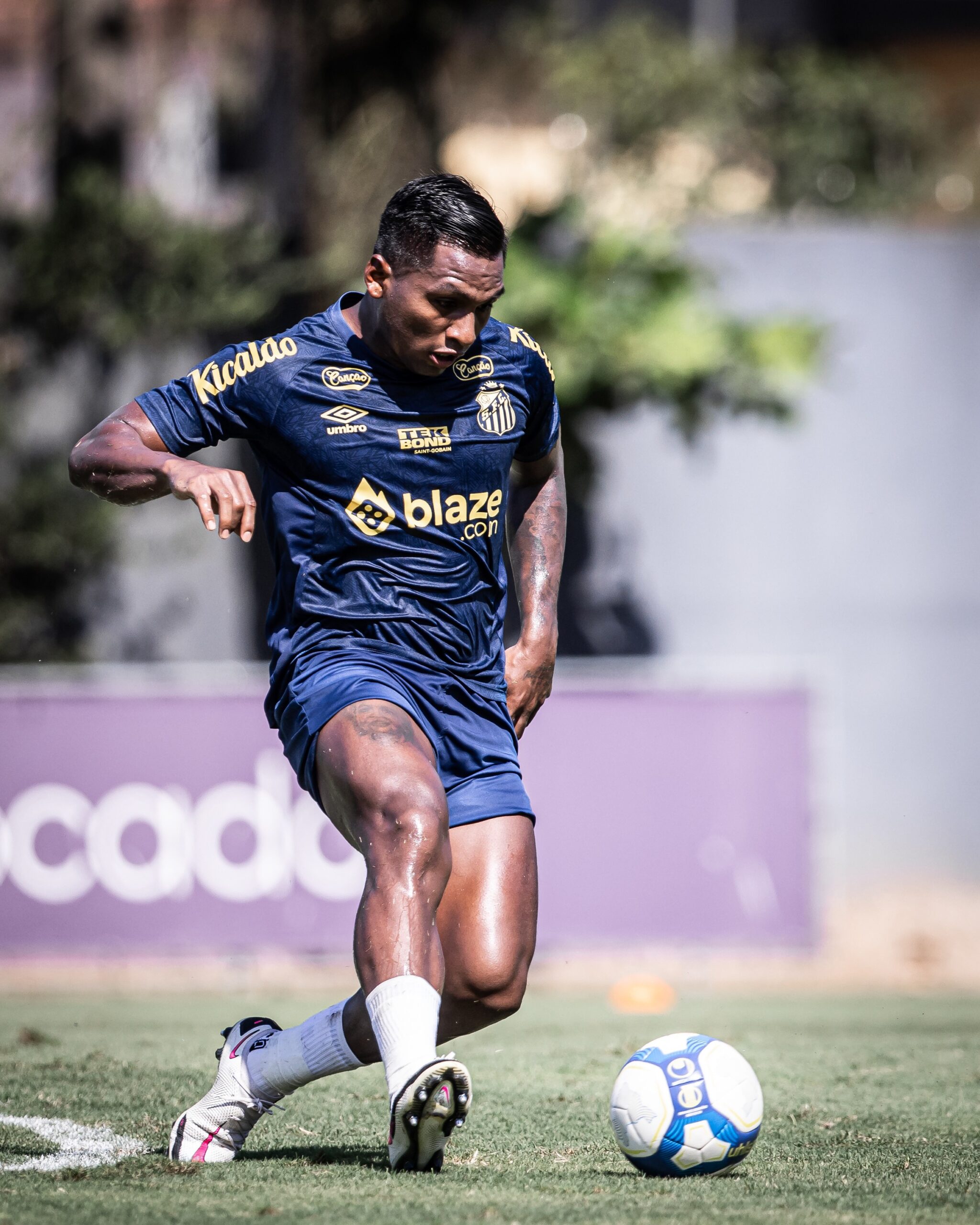 Morelos notifica Santos, não se reapresenta e pede rescisão