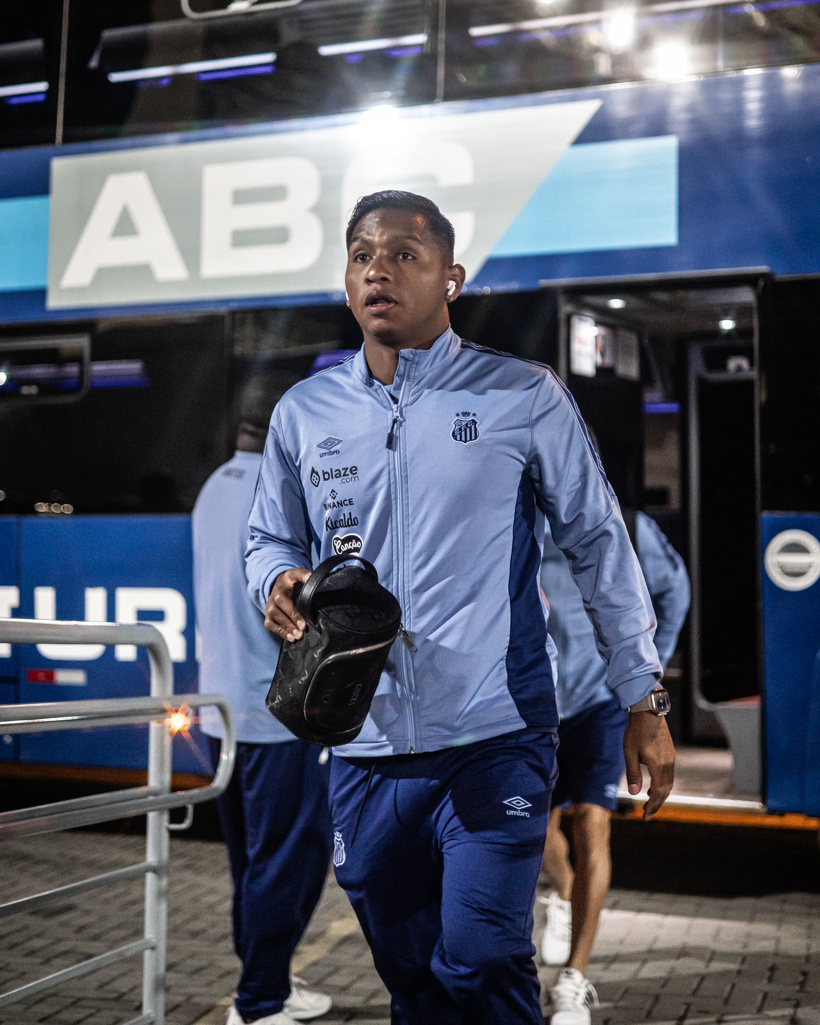 Morelos tem situação indefinida no Santos; dívida faz clube temer rescisão