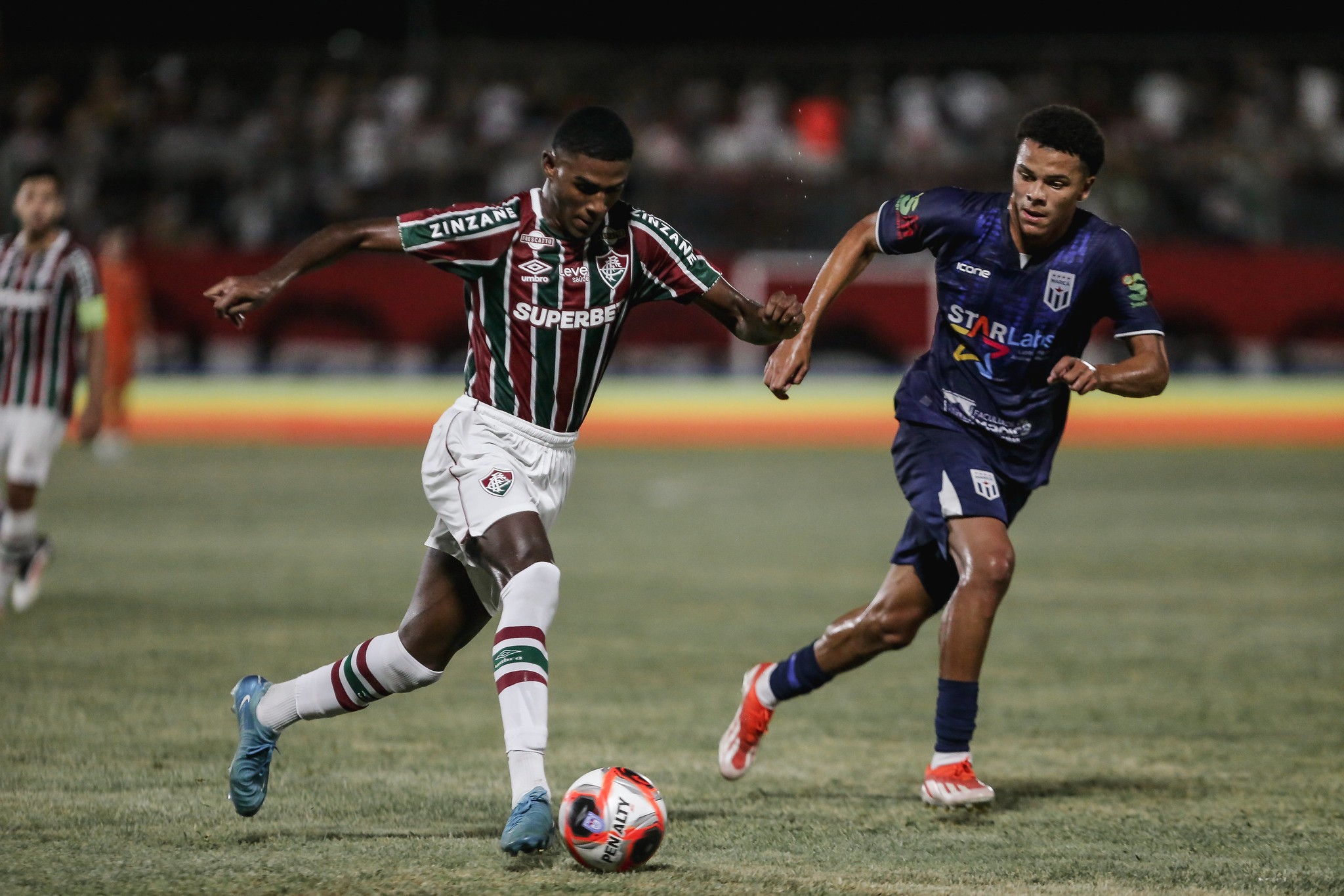 Botafogo foca em Medina para substituir Marlon Freitas e vê Wallace Davi, do Fluminense, com potencial