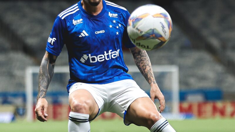 Cruzeiro anuncia contrato definitivo com lateral Fagner