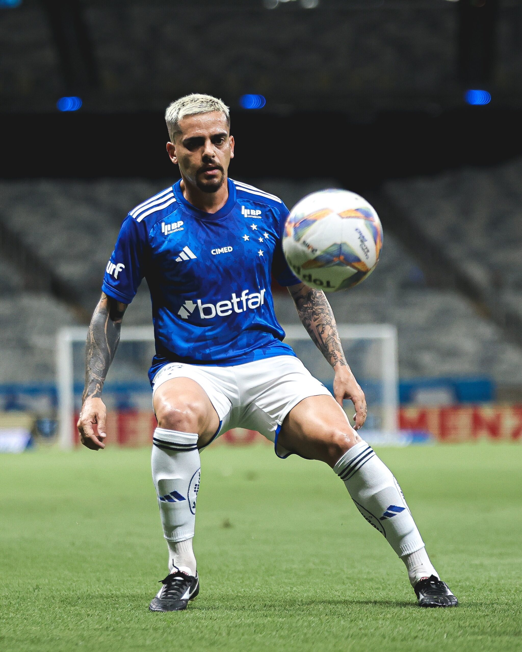 Cruzeiro anuncia contrato definitivo com lateral Fagner