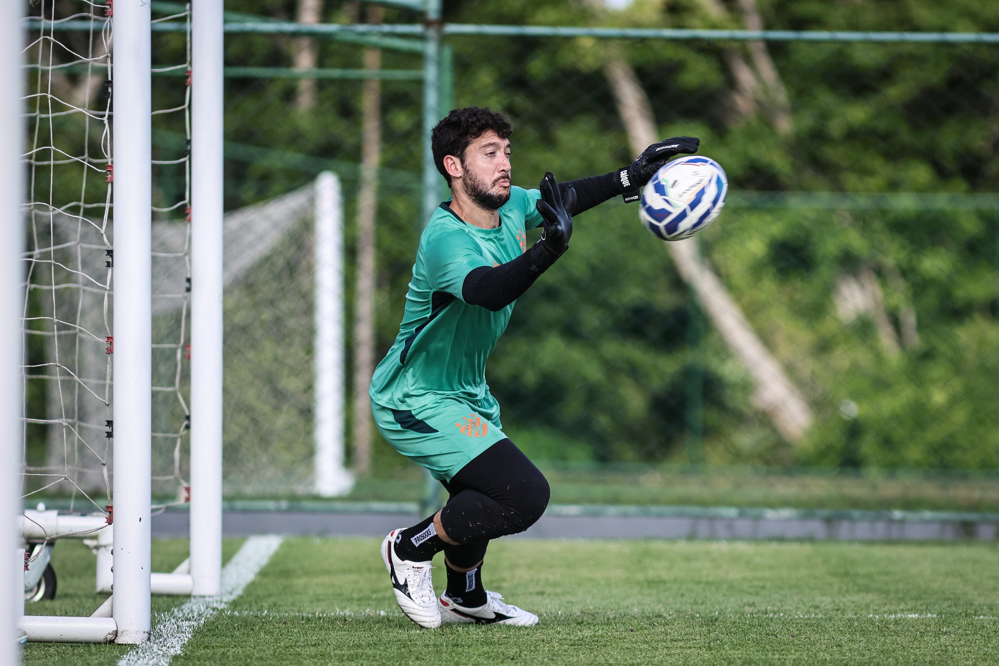 Após acerto, Caíque França se apresenta no Guarani e começa a treinar