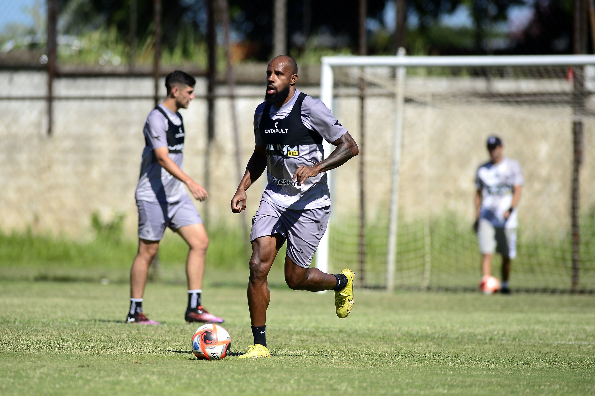 Dupla que passou recentemente pela Ponte entra com ações na Justiça; veja valores cobrados
