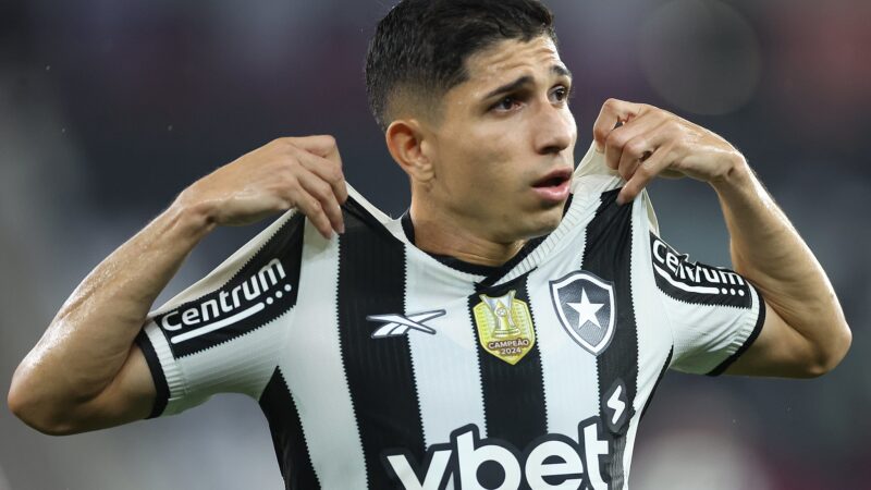 Savarino não consegue deixar a Venezuela para se reapresentar ao Botafogo