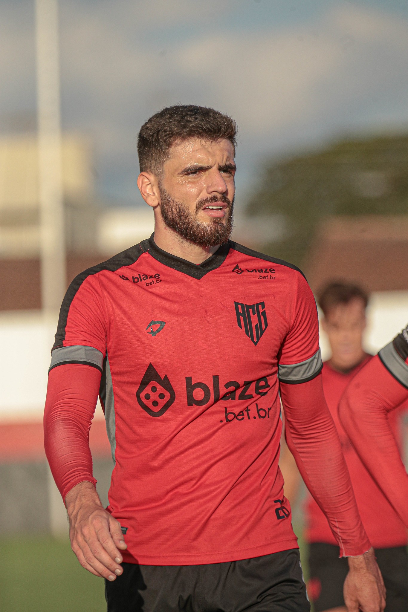 Atlético-GO empresta zagueiro Heron para o Londrina