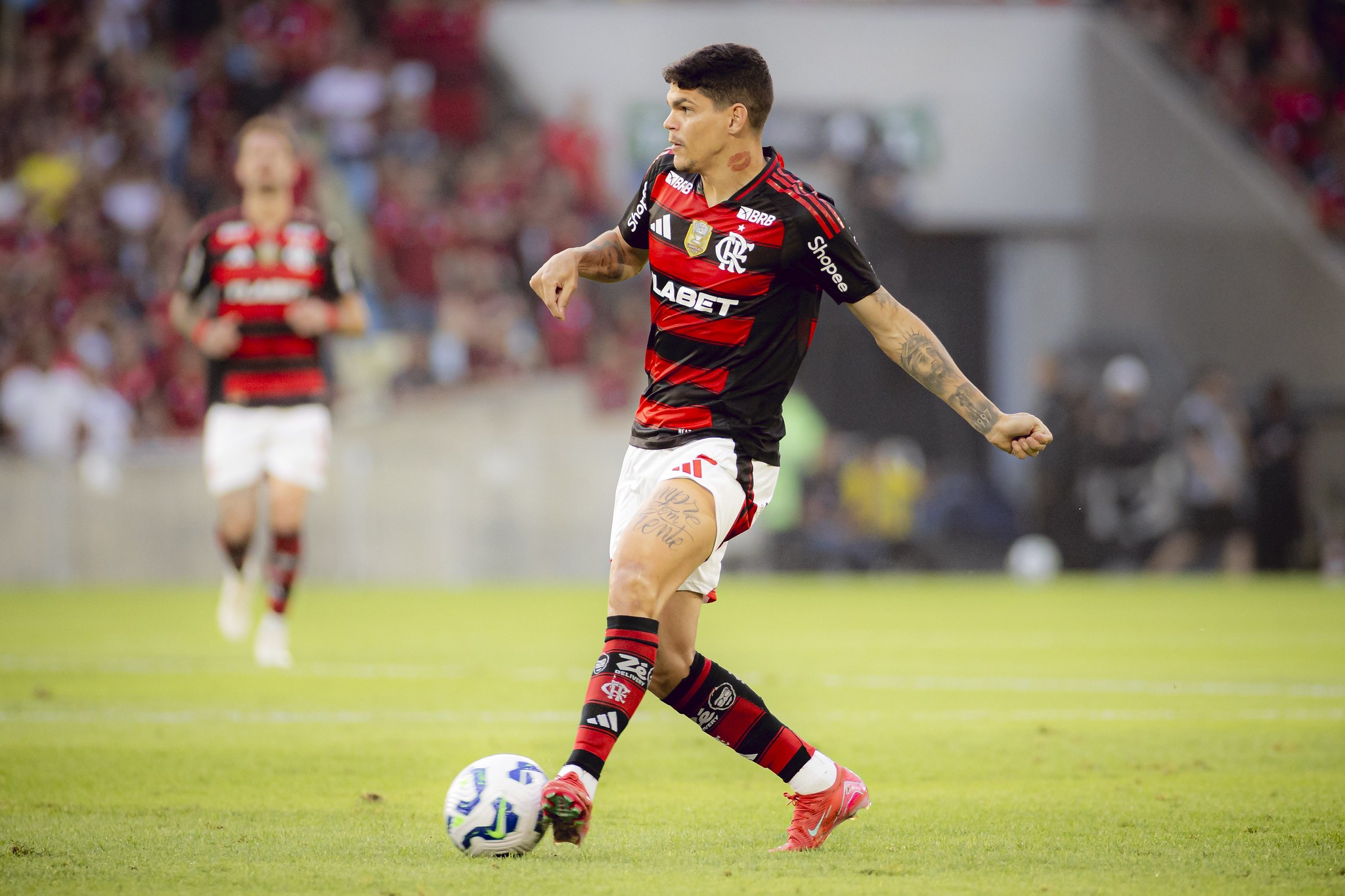 Entenda por que o Flamengo negociou Viña e como Filipe Luís planeja a lateral esquerda