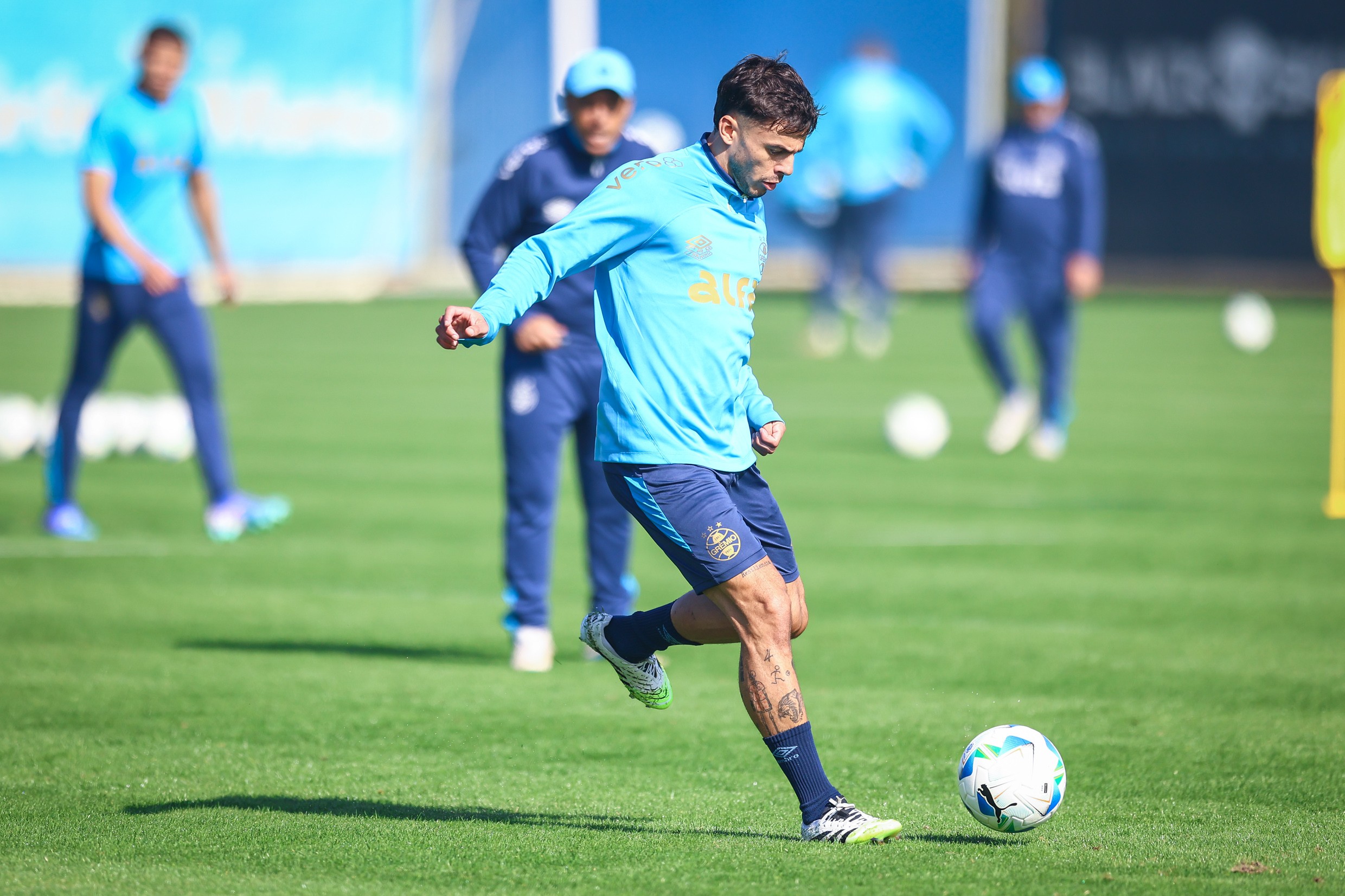 Grêmio anuncia rescisão de contratos de Carballo e Jemerson; saiba detalhes