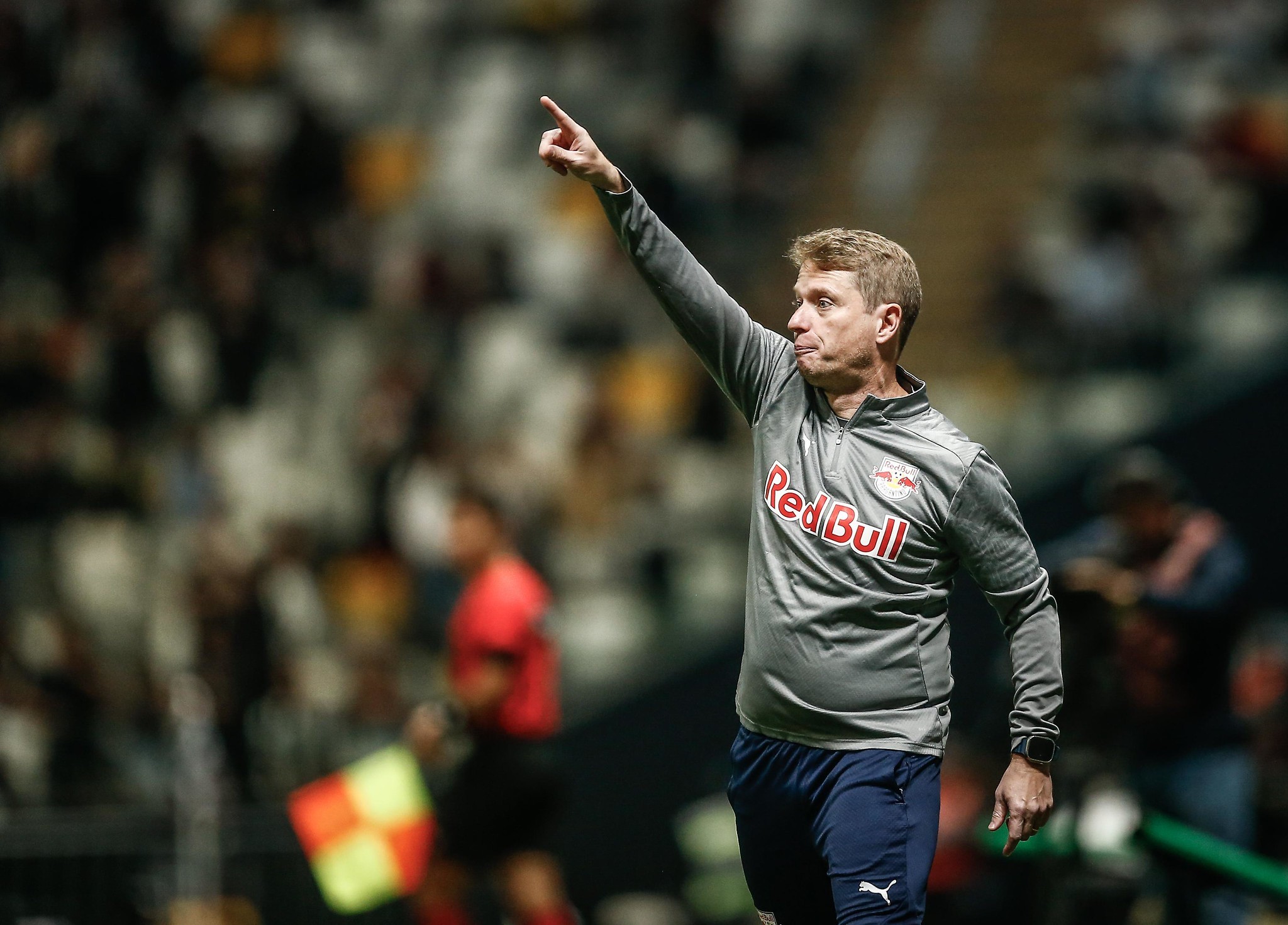 Bragantino reencontra Fernando Seabra três meses após técnico deixar o clube