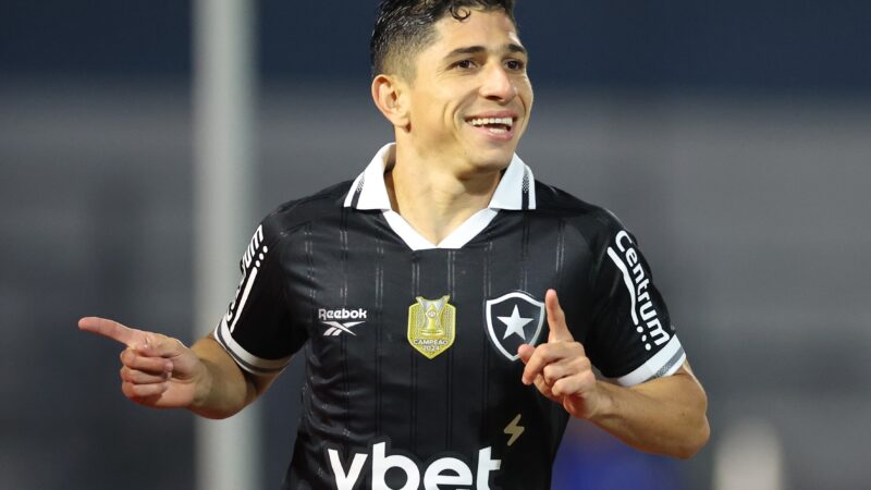 Botafogo e Fluminense aguardam Savarino, que avalia opções antes de desfecho de negociação