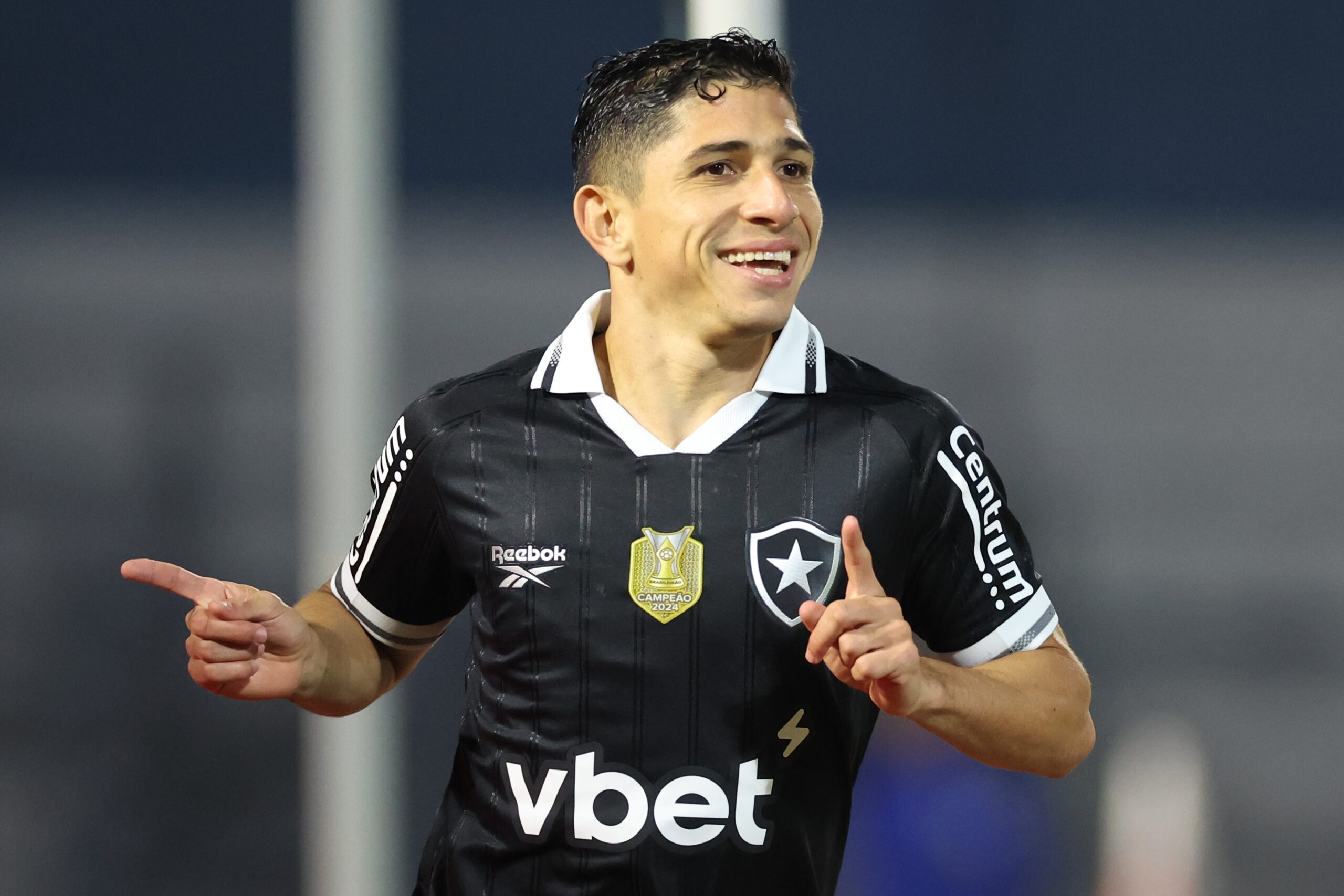 Botafogo e Fluminense aguardam Savarino, que avalia opções antes de desfecho de negociação