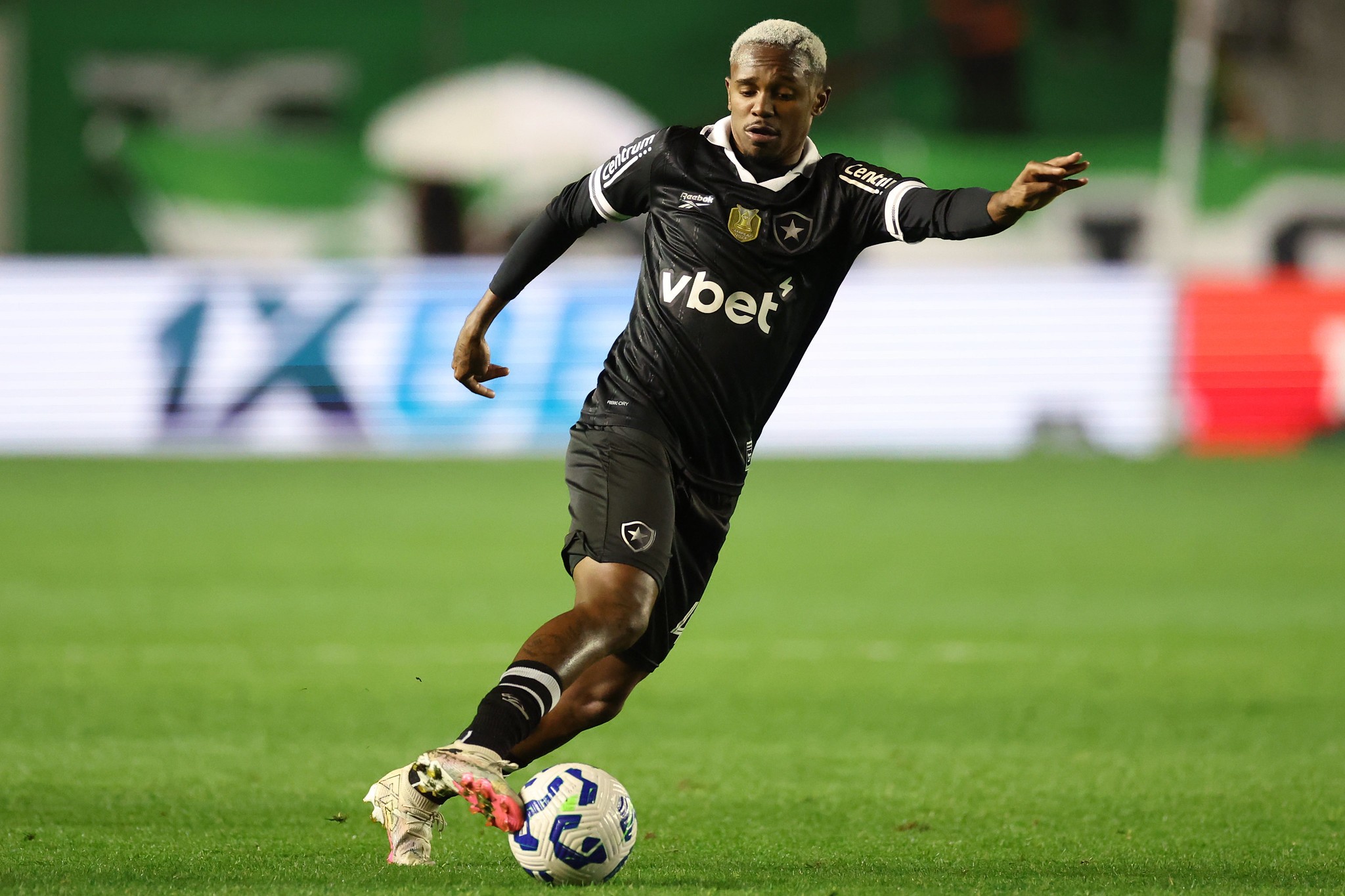 Botafogo acerta empréstimo de Jeffinho a clube da China e atacante viaja já neste fim de semana