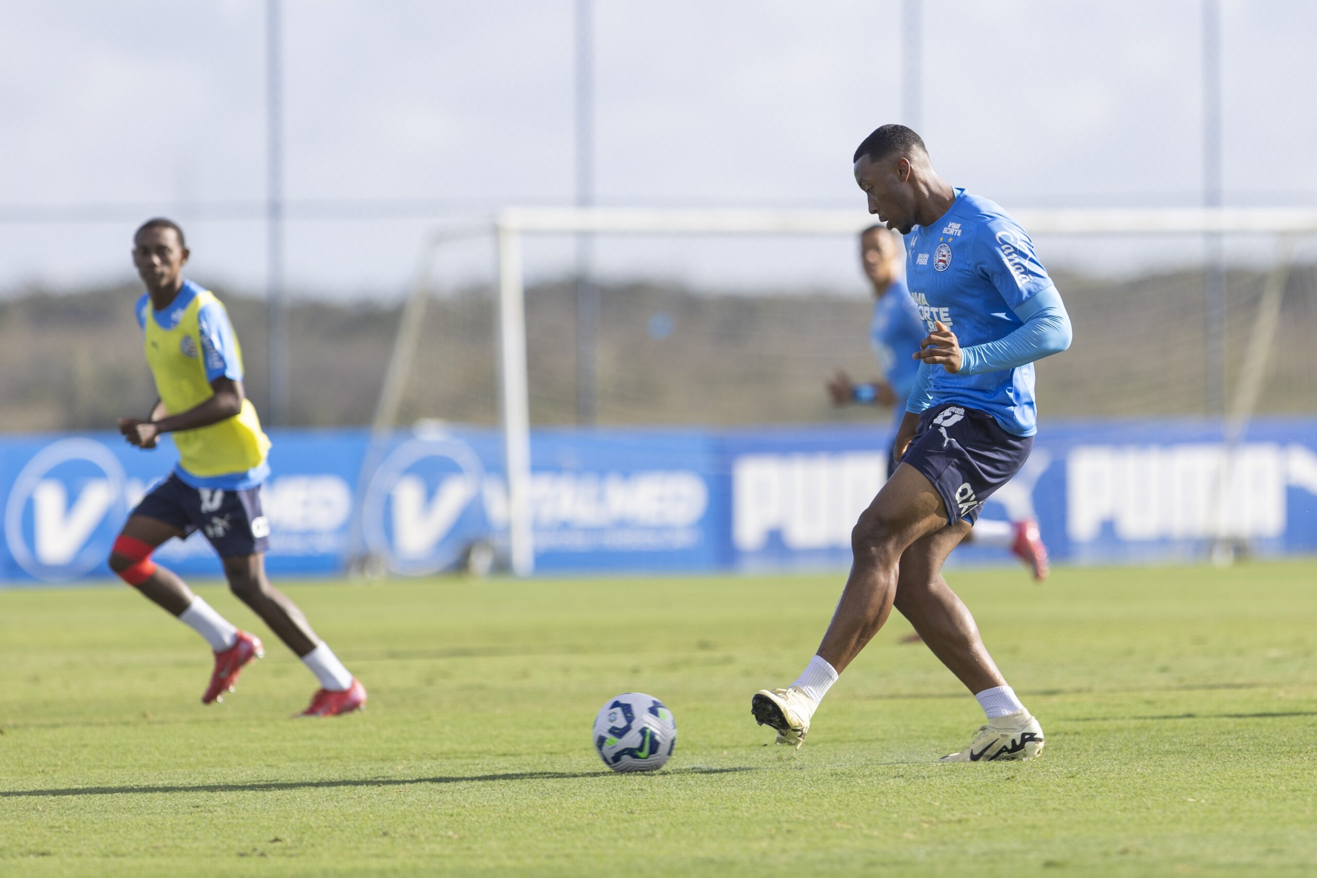 Anunciado há cinco meses, Luiz Gustavo estreia pelo Bahia, que vai fazer “laboratório” para Brasileirão