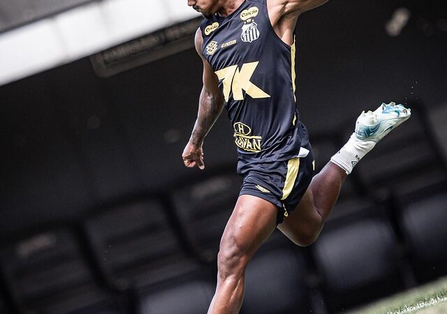 Santos renova pela segunda vez em seis meses com atacante que nunca atuou pelo time profissional