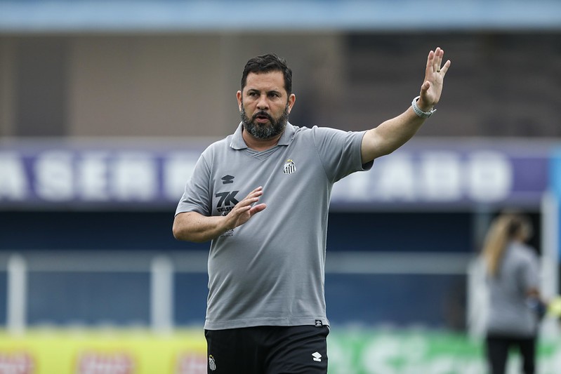 Caio Couto detalha planejamento do time feminino do Santos