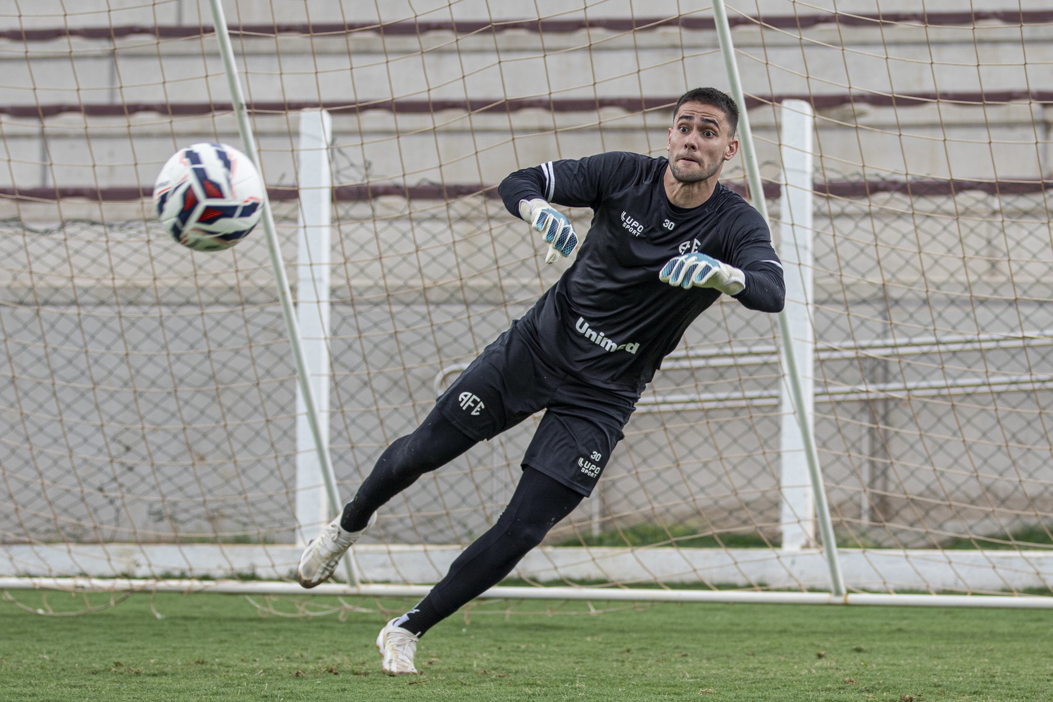 “Recomeçar e reconstruir”, diz Dênis Júnior ao acertar com Ferroviária até 2028