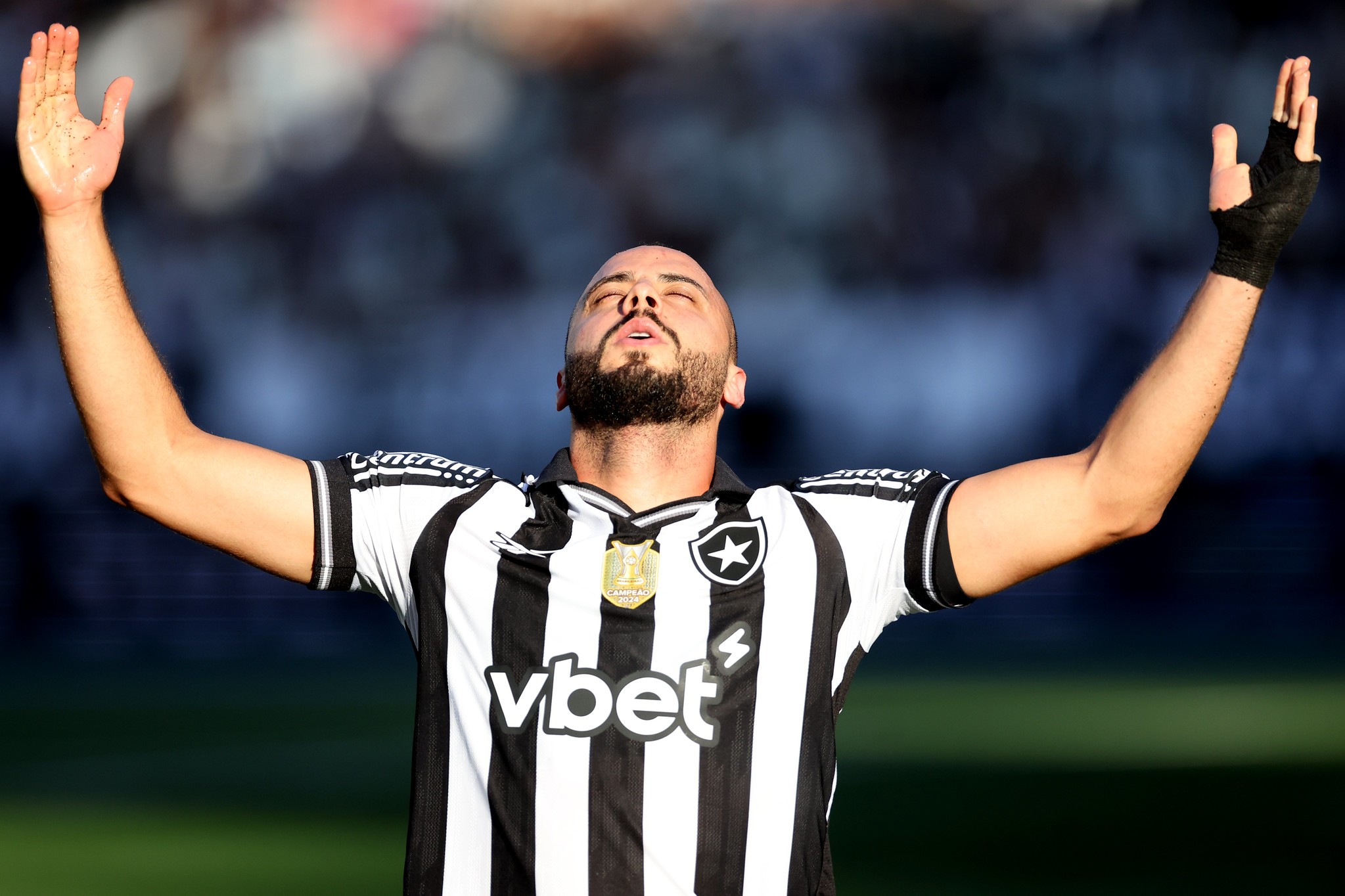 Al Wasl, dos Emirados Árabes, faz proposta por Arthur Cabral, do Botafogo