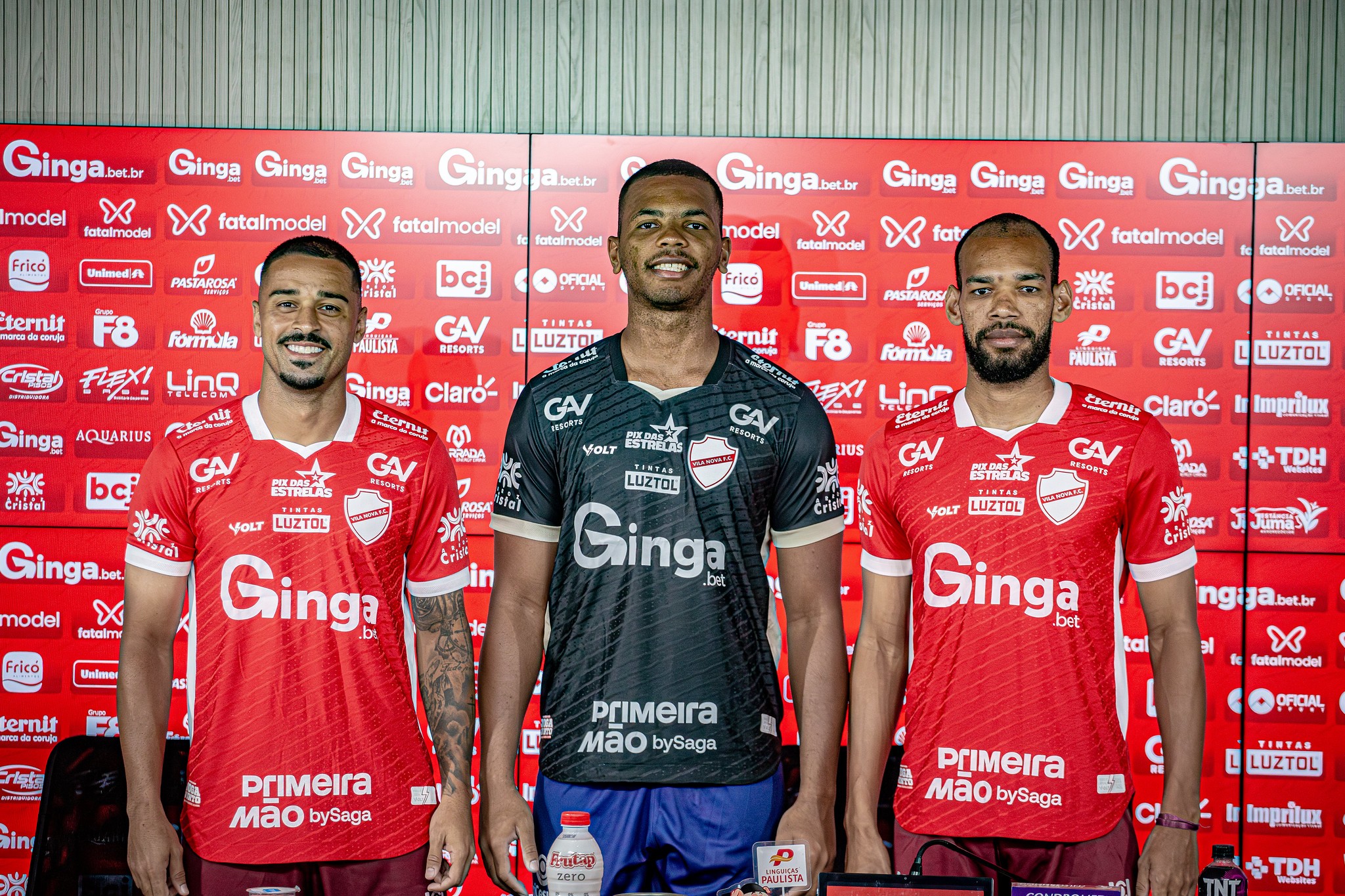 Vila Nova apresenta atacante campeão da Série B e mais dois reforços