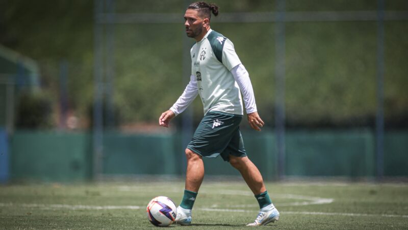 Matheus Costa esboça time titular do Guarani com quatro remanescentes e sete reforços
