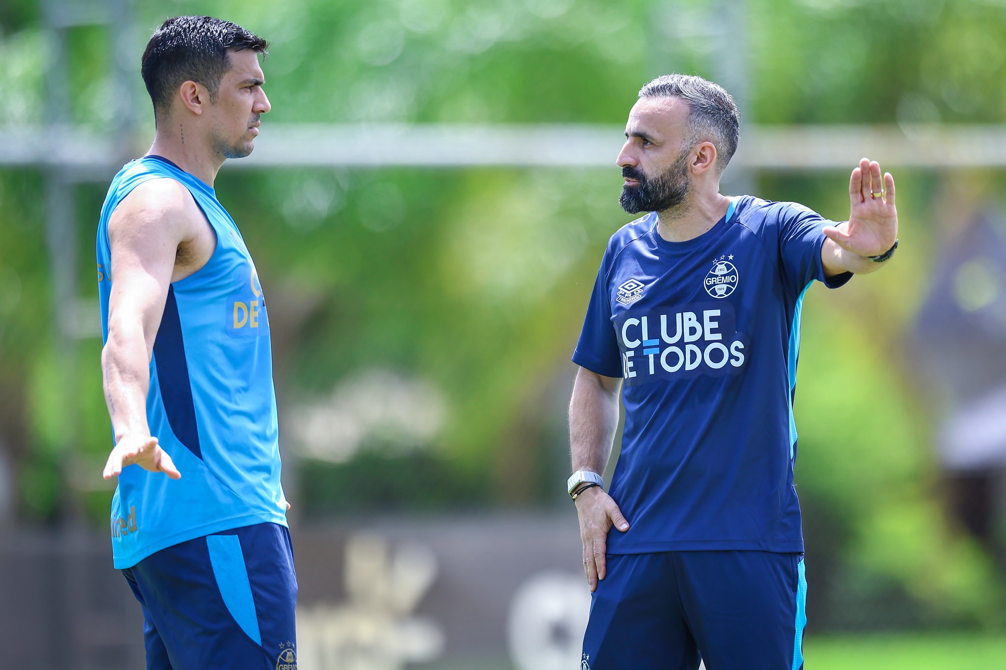 Zagueiro volta a treinar no Grêmio após se recuperar de lesão