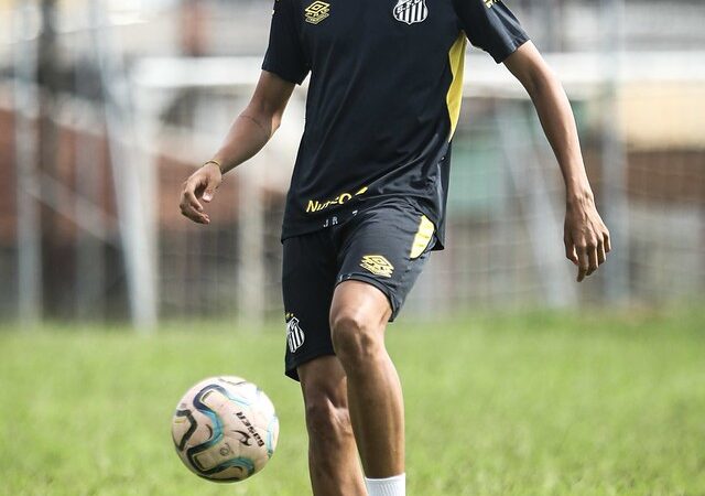 Sem Escobar, Vojvoda pede retorno de Vinícius Lira para estreia do Santos no Campeonato Paulista