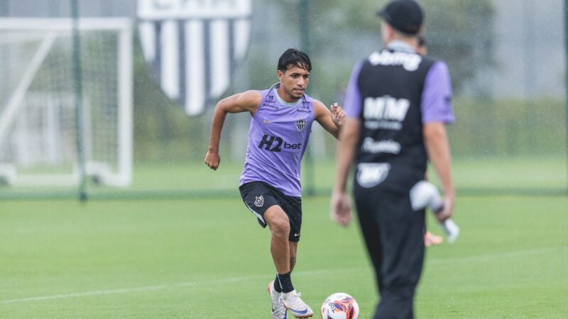 Integrado ao elenco principal, lateral do Atlético-MG tem contrato renovado