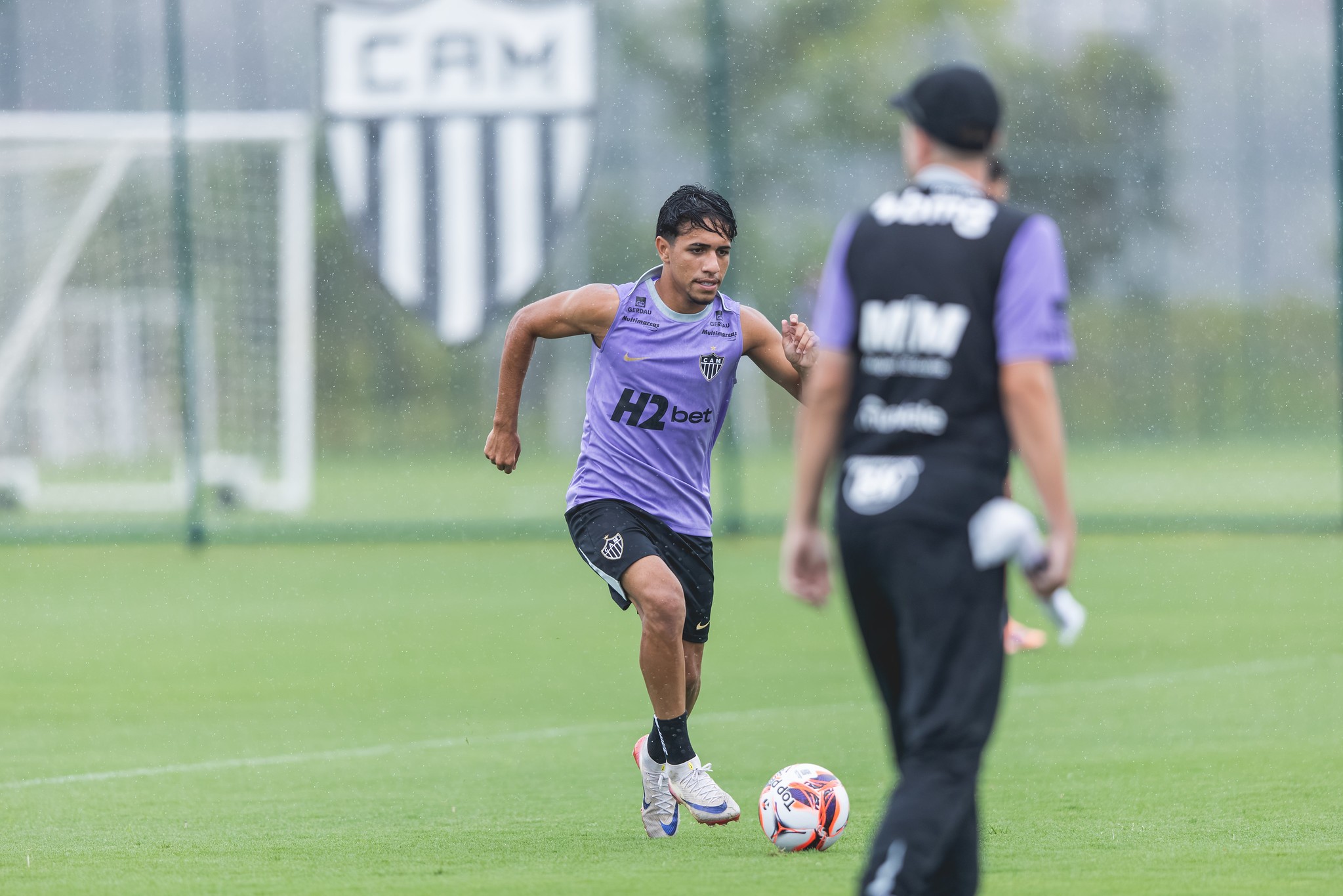 Integrado ao elenco principal, lateral do Atlético-MG tem contrato renovado