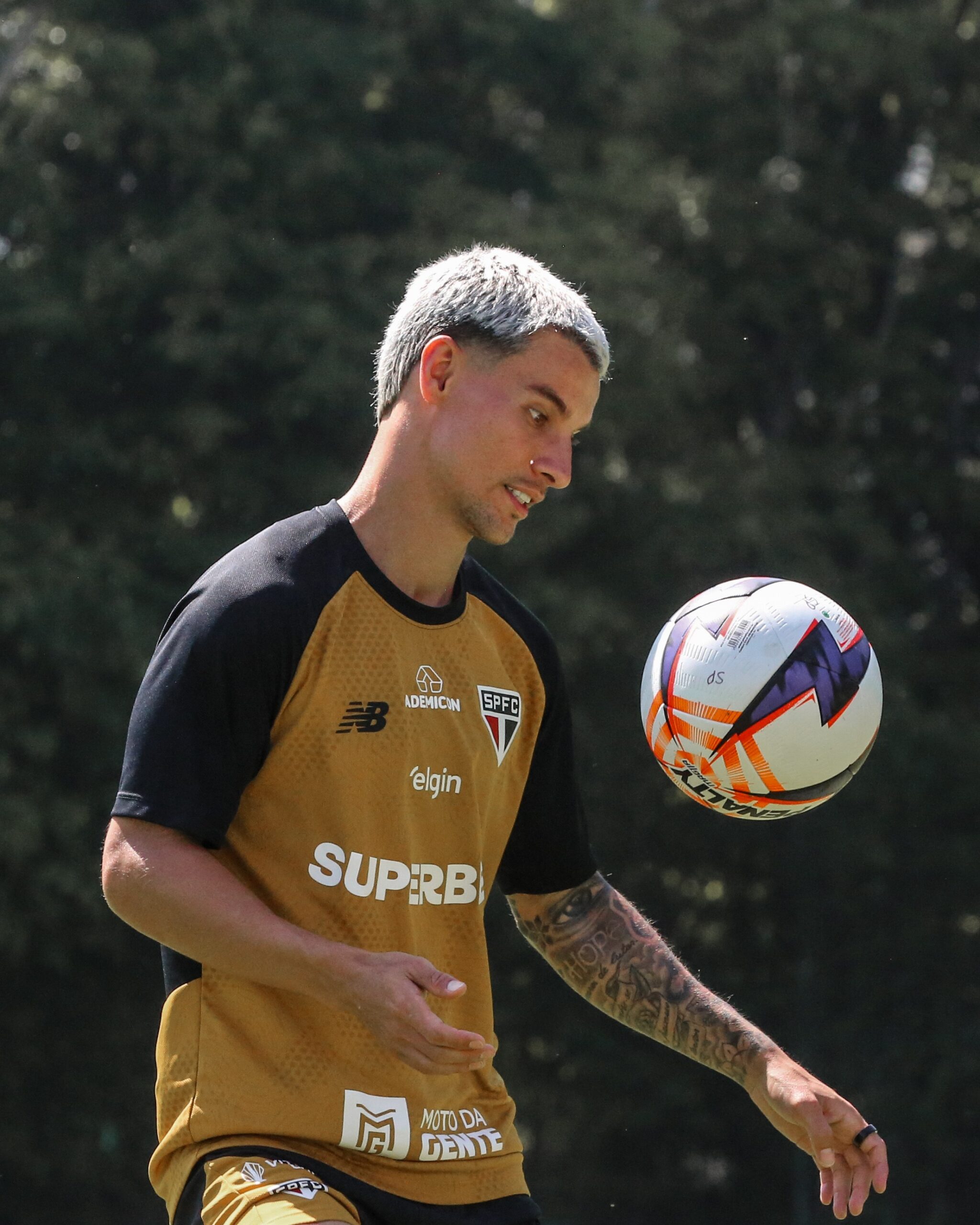 Em terceira temporada no clube, Ferreira completa 100 jogos pelo São Paulo na estreia do Paulistão