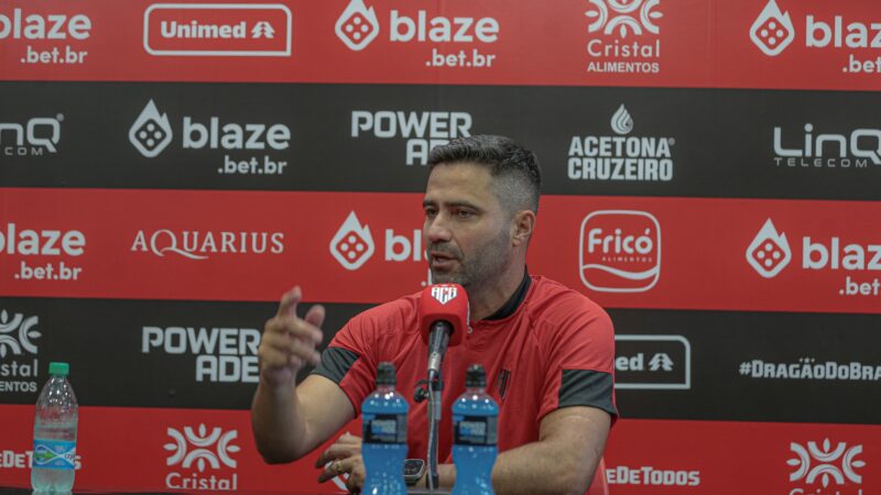 Lacerda valoriza vitória e admite desgaste do Atlético-GO: ‘A perna pesa’