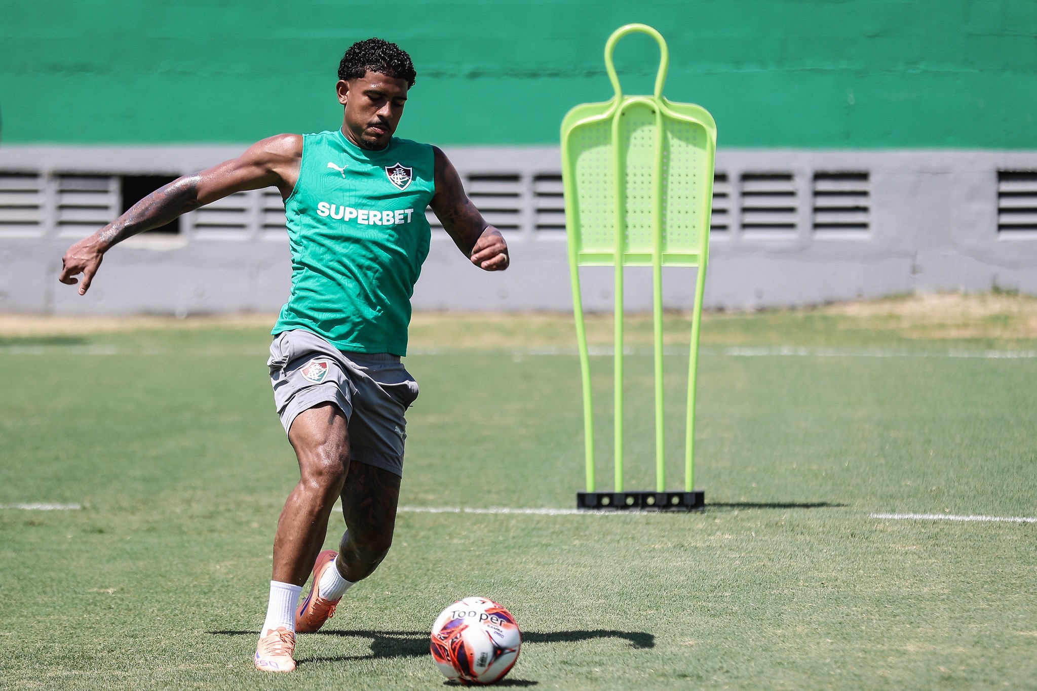 John Kennedy terá mais uma chance de mostrar que não se resume a herói da Libertadores do Fluminense