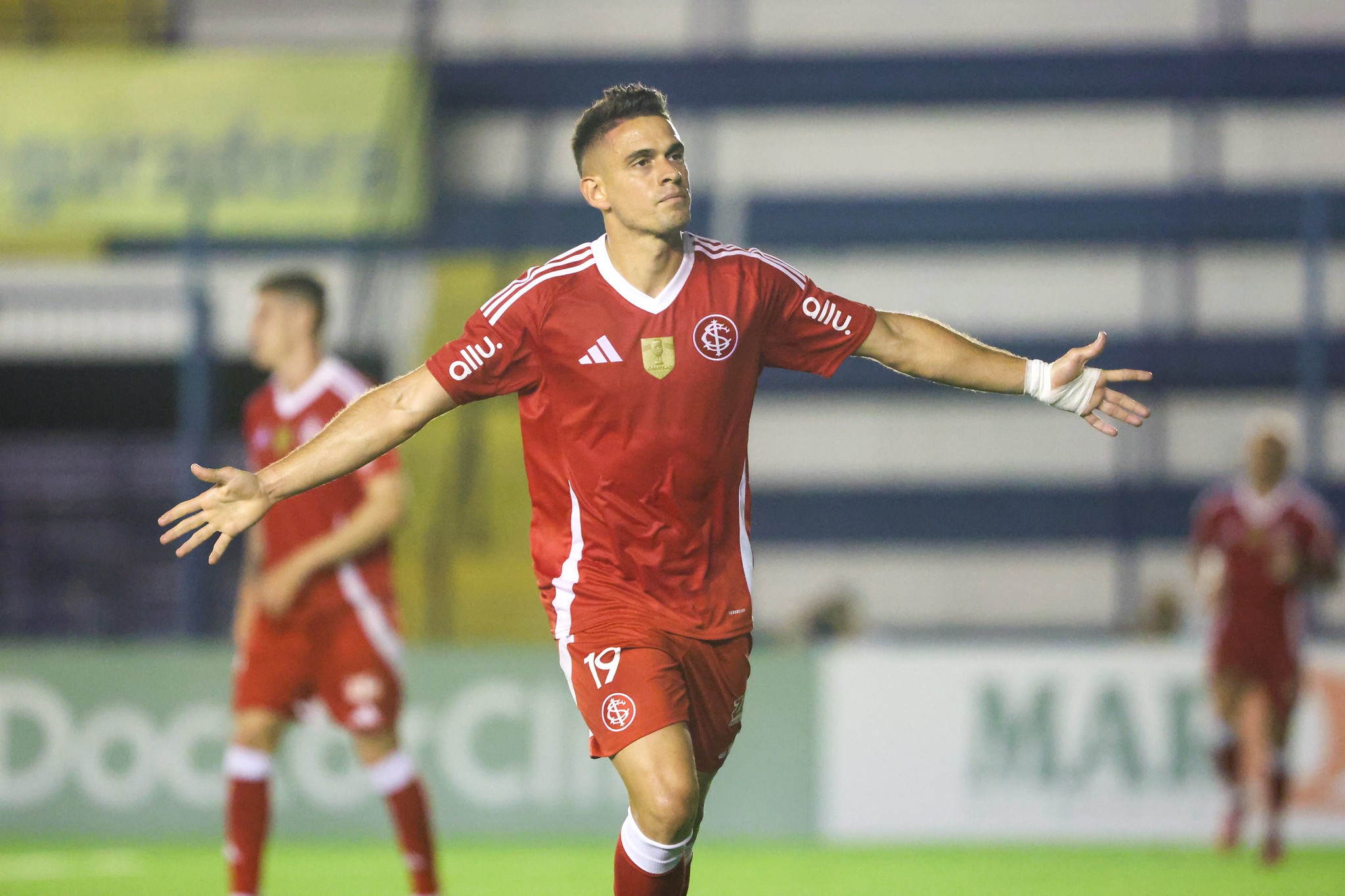 Borré reencontra os gols no Inter em estreia no ano e dá primeiro passo por redenção