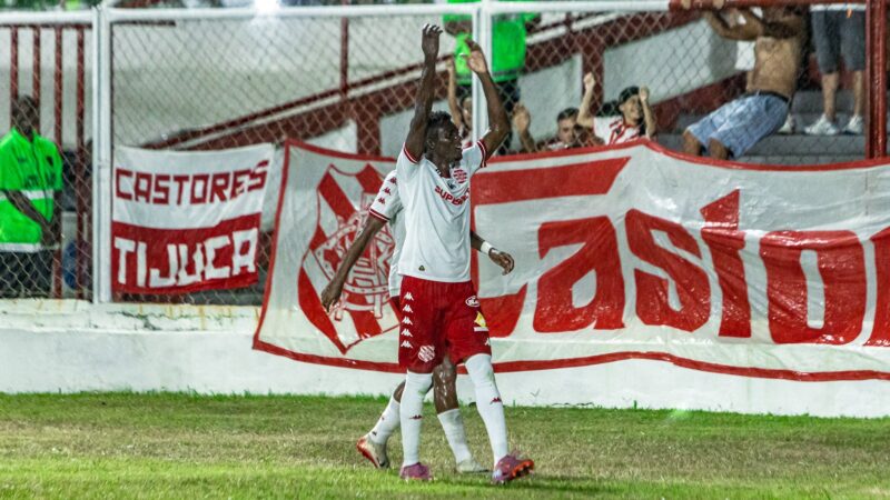 Algoz do Flamengo se divide entre o Carioca e o medo de forçarem sua família a voltar para o Haiti