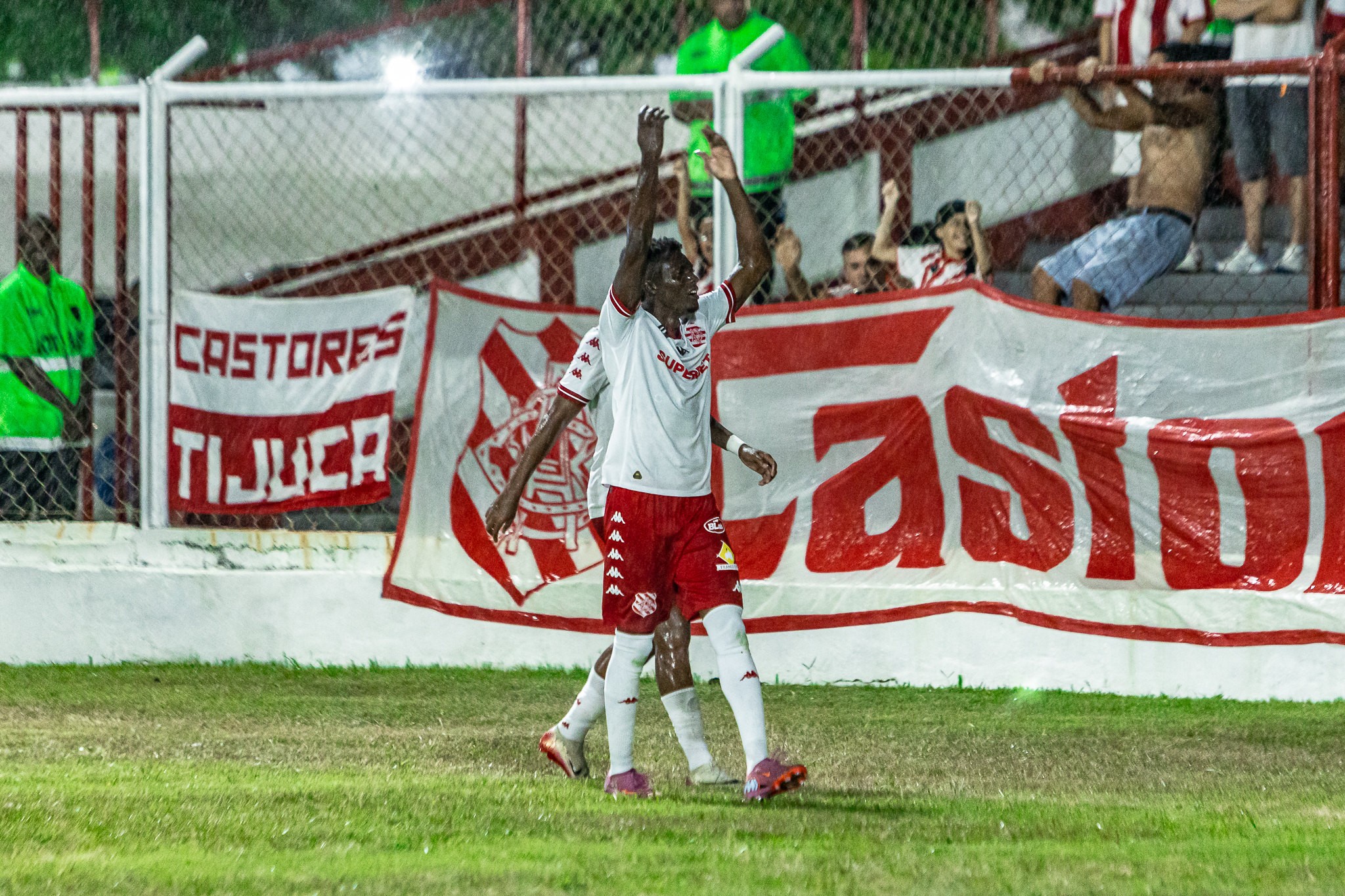 Algoz do Flamengo se divide entre o Carioca e o medo de forçarem sua família a voltar para o Haiti