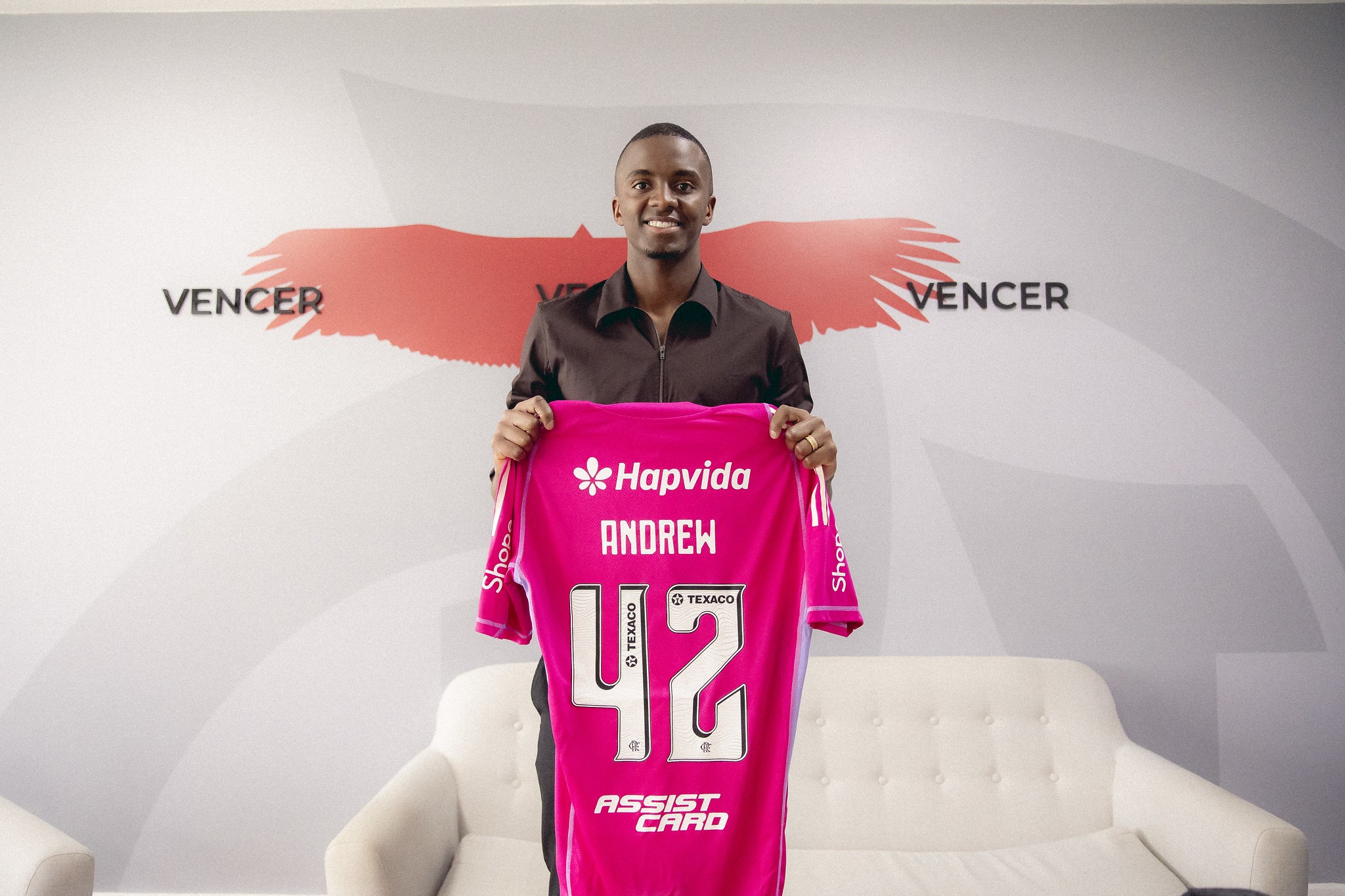 Possível estreante no Flamengo, Andrew carrega coincidência familiar e relação de fé na camisa