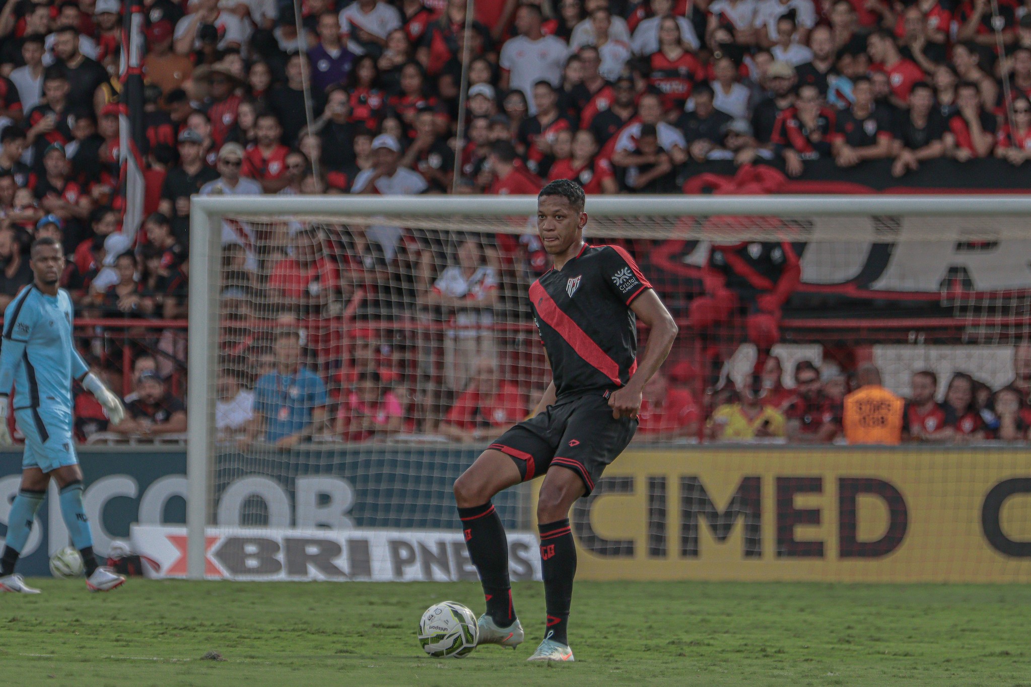 Adriano Martins comemora gol no clássico, mas lamenta empate no fim