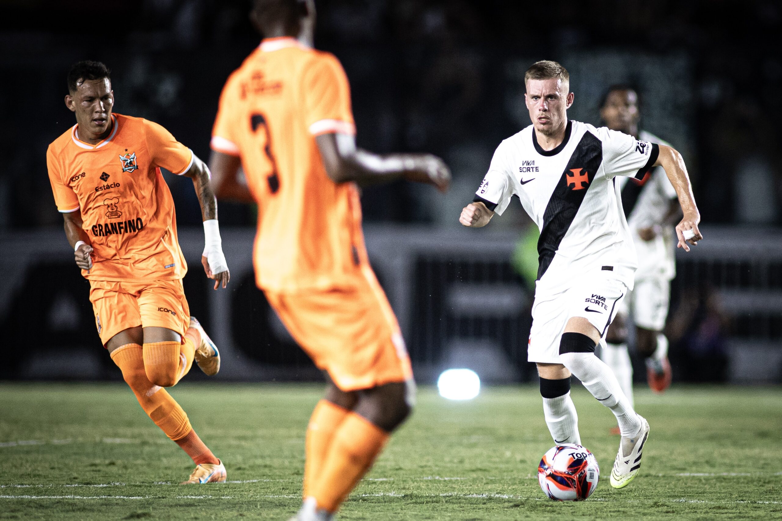 Vasco oficializa transferência de Maxime Domínguez para clube da Polônia