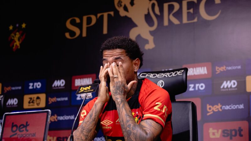 Zé Gabriel se emociona ao falar da família em apresentação no Sport: “Estou vivendo o ápice da vida”