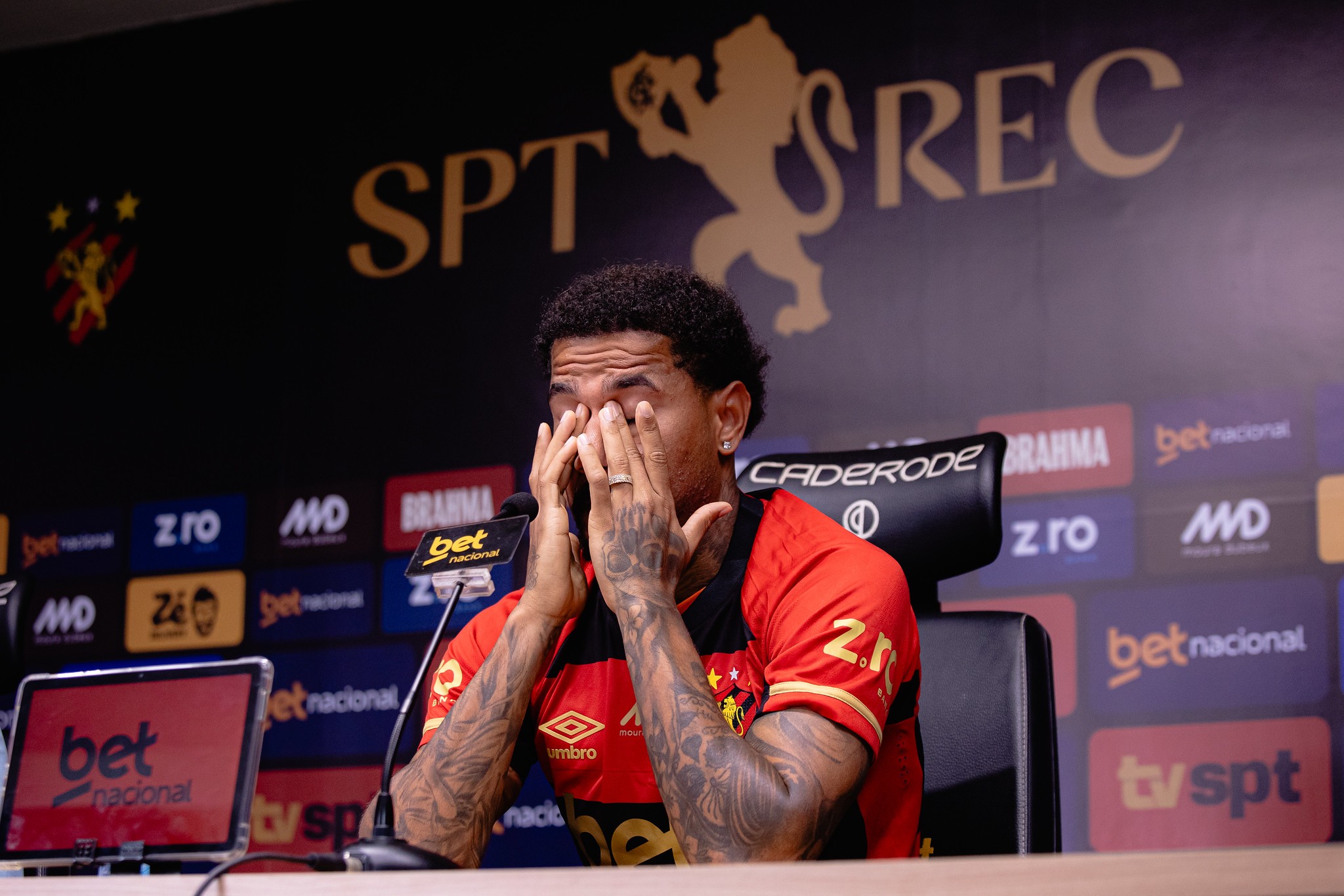 Zé Gabriel se emociona ao falar da família em apresentação no Sport: “Estou vivendo o ápice da vida”