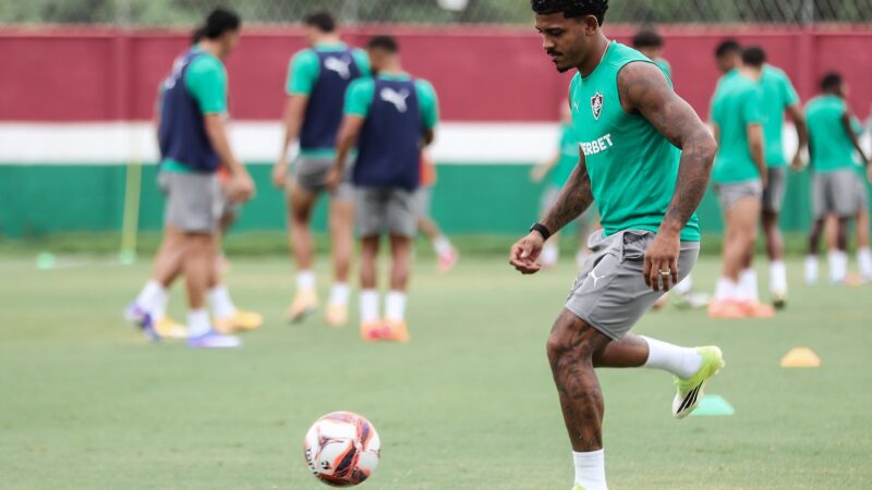 Sem lesão no tornozelo, John Kennedy volta a treinar com bola no Fluminense