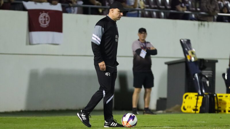 Corrêa celebra liderança, mas admite oscilações da Ferroviária na A2