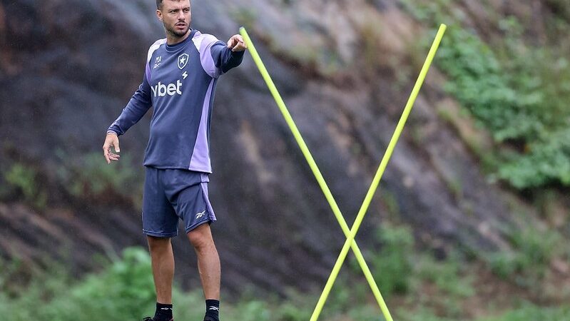 Escalação do Botafogo: Anselmi deve repetir esquema enquanto tem elenco reduzido