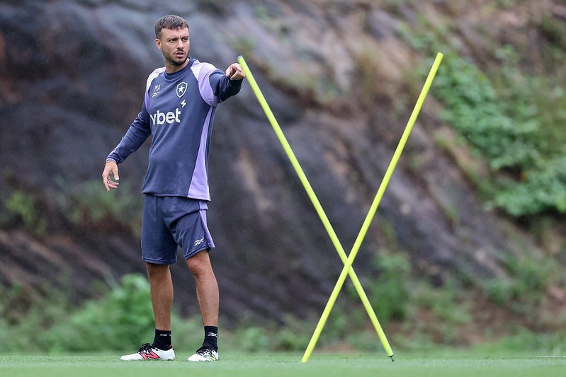 Escalação do Botafogo: Anselmi deve repetir esquema enquanto tem elenco reduzido