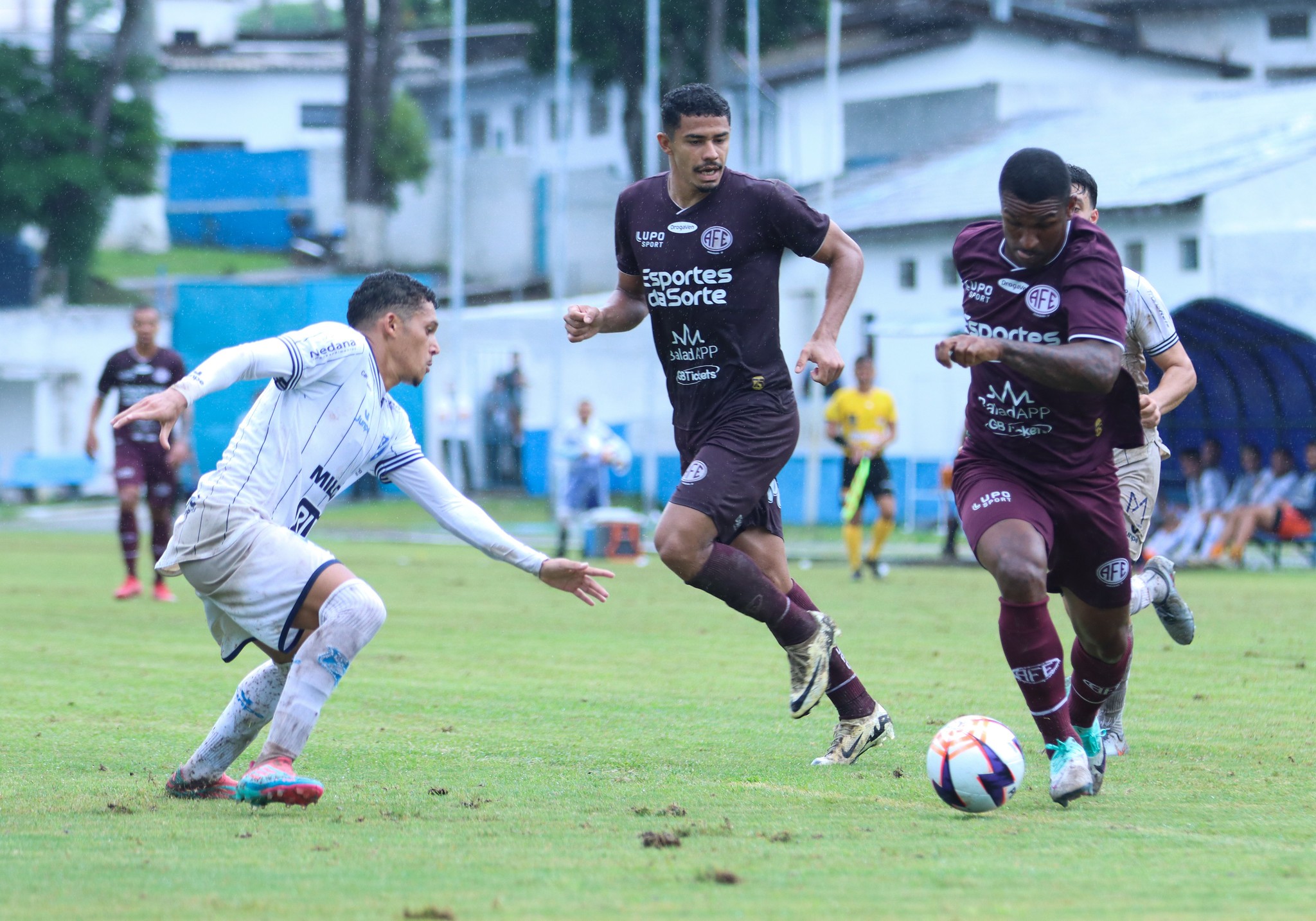 Técnico da Ferroviária reclama de gramados da Série A2