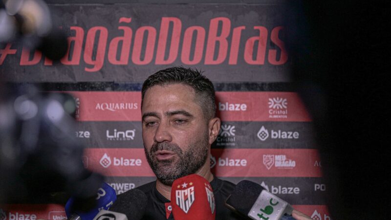 Invicto em clássicos, Lacerda diz que vai tomar “um bom vinho” após vitória sobre o Vila Nova