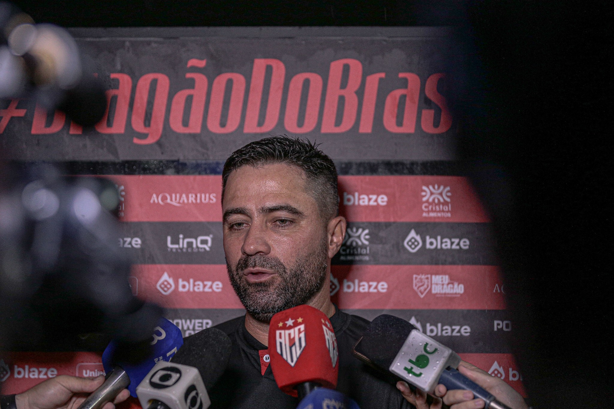 Invicto em clássicos, Lacerda diz que vai tomar “um bom vinho” após vitória sobre o Vila Nova