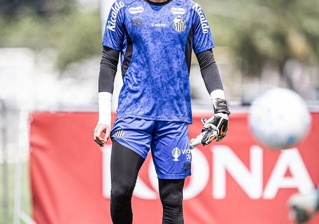 Gabriel Brazão pede concentração ao Santos para sequência de clássicos: “Não podemos nos abalar”