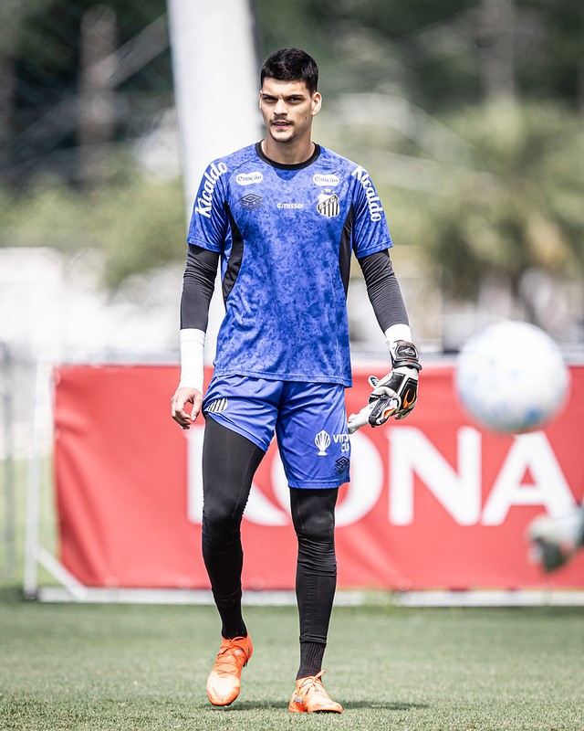 Gabriel Brazão pede concentração ao Santos para sequência de clássicos: “Não podemos nos abalar”