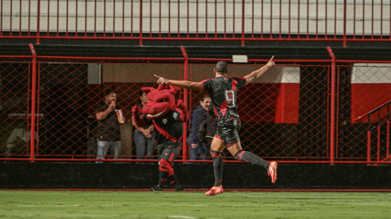 Léo Jacó agarra oportunidade e se firma no Atlético-GO: ‘Um sonho’