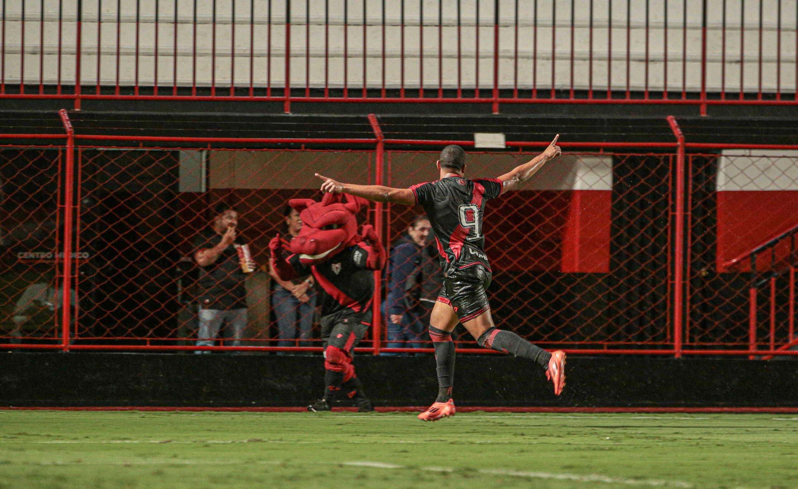 Léo Jacó agarra oportunidade e se firma no Atlético-GO: ‘Um sonho’