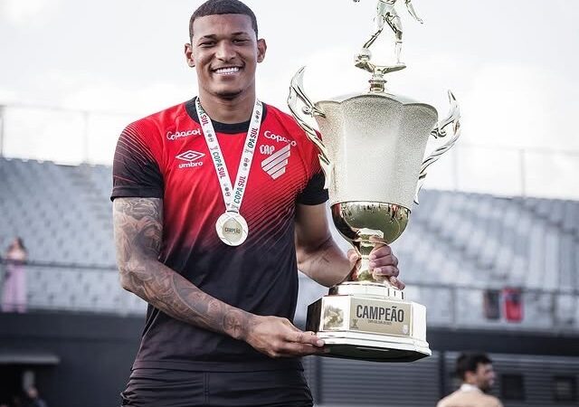 Atacante do Athletico e volante do Atletico-MG treinam no Avaí